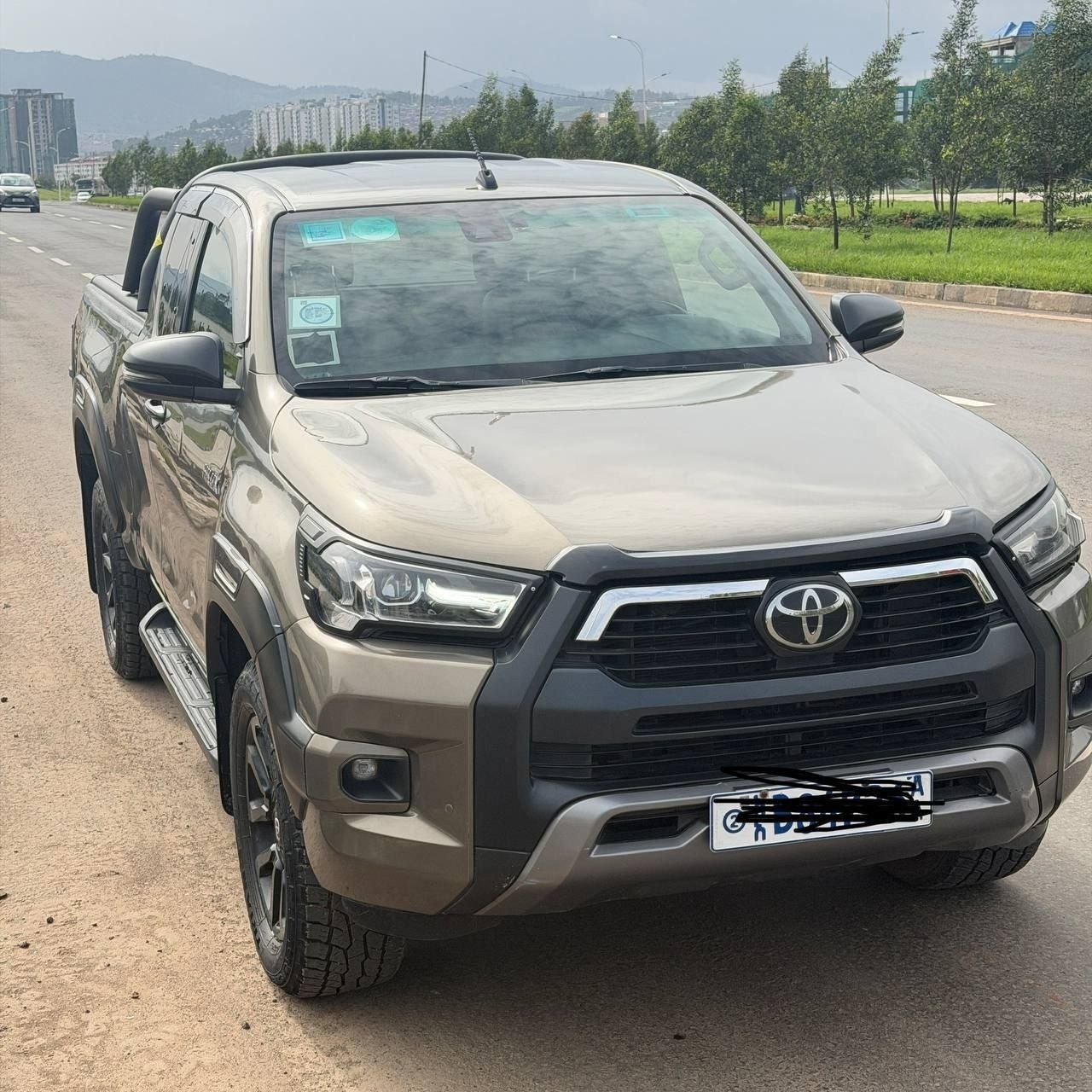 2021 Toyota Hilux invisible kin cab - Image 2