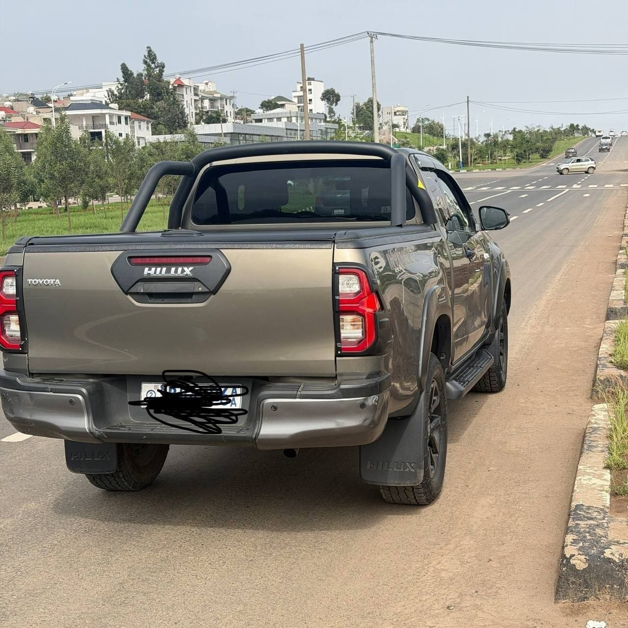 2021 Toyota Hilux invisible kin cab - Image 3